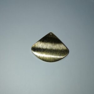 PARTICOLARE OTTONE TRIANGOLARE STRIATO 29X21